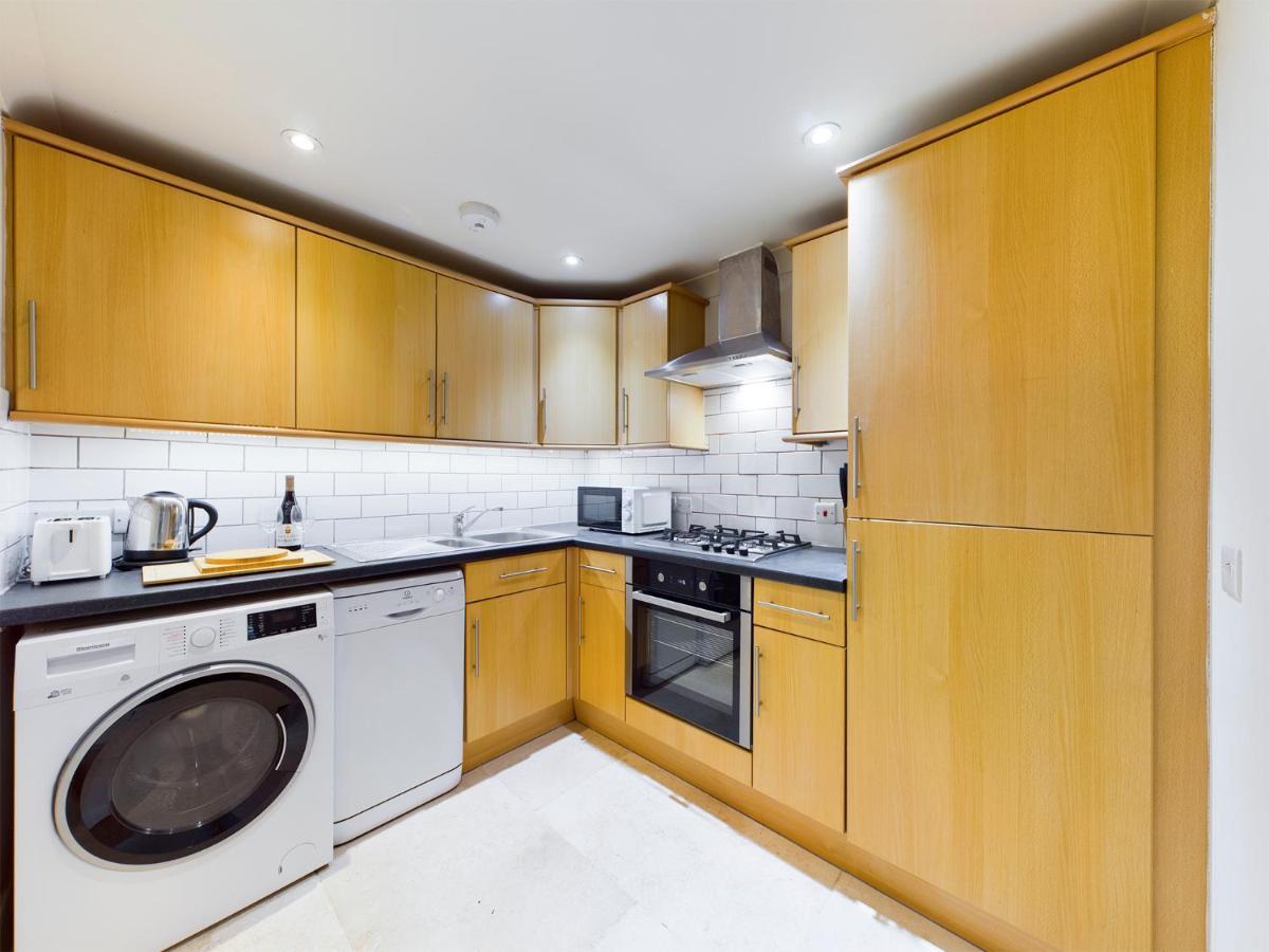 Redhill Town Centre Apartment By Livingo Exterior photo