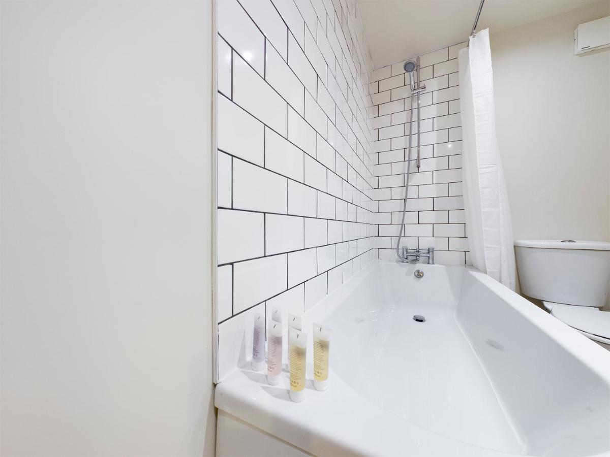 Redhill Town Centre Apartment By Livingo Exterior photo