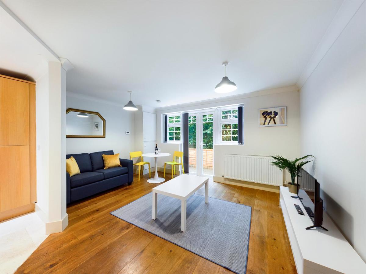 Redhill Town Centre Apartment By Livingo Exterior photo