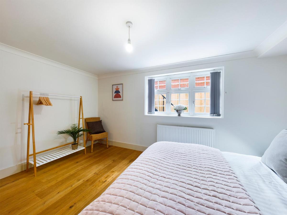 Redhill Town Centre Apartment By Livingo Exterior photo