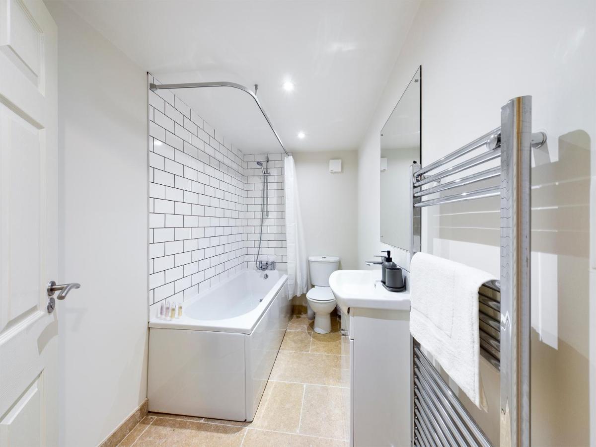 Redhill Town Centre Apartment By Livingo Exterior photo